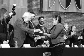 Recibe el premio Gustavo Baz Prada 2016 estudiante indígena de la UNAM
